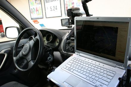 Interno di un'automobile attrezzata con laptop e videocamera.