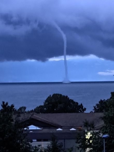 Trombe al largo di St-Prex, domenica 18 agosto 2024 verso le 6.30 del mattino.