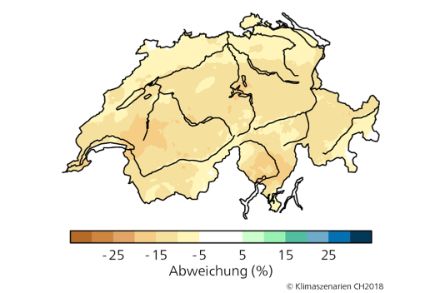 Figura 1: Questa cartina illustra la proiezione della variazione percentuale delle piogge estive medie per il 2085 con una protezione limitata del clima (RCP 4.5) rispetto al periodo di riferimento 1981–2010. Gli scenari climatici CH2018 con protezione limitata del clima indicano un declino in tutta la Svizzera entro la fine del secolo.