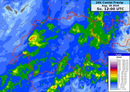 Fig. 3: Accumuli di precipitazioni in 24 ore (sabato 12UTC – domenica 12UTC) stimati dall’algoritmo CombiPrecip, che combina i valori misurati dalle stazioni al suolo con quelli del radar. 
