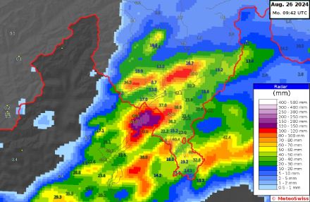 Stima delle precipitazioni dei radar (colori) e valori misurati alle stazioni al suolo (numeri). 