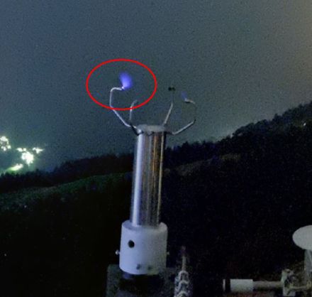 Anemometro a ultrasuoni presso la stazioni meteorologica sul Matro. Il "fuoco di Sant'Elmo" è indicato nel cerchio rosso e appare come una fiamma luminosa. Anche sul sensore di destra il fenomeno è visibile anche se in modo meno evidente. 