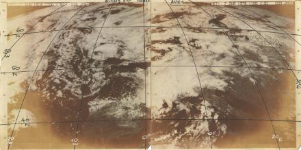 Figura 5: Immagine satellitare fornita dal Meteosat-1, ore 11:00 UTC , del 7 agosto 1978, con la compatta area nuvolosa che ricopre buona parte dell’Europa centrale. La Pianura padana orientale appare priva di nuvolosità (fonte: EUMETSAT).