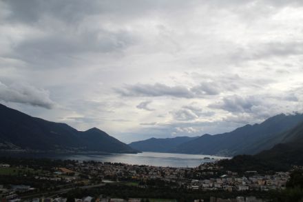 Fig. 4: Umidità nell'atmosfera percepibile anche semplicemente osservando il cielo; qui oggi pomeriggio sopra il lago Maggiore. 