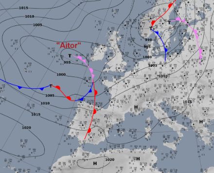 Fig. 1: Cartina di analisi meteorologica di questa mattina alle ore 08.00: il sistema depressionario «Aitor» si avvicina alla regione alpina. Domani, giovedì, il fronte caldo associato alla depressione raggiungerà il nostro Paese, con afflussi di aria molto umida e mite. 