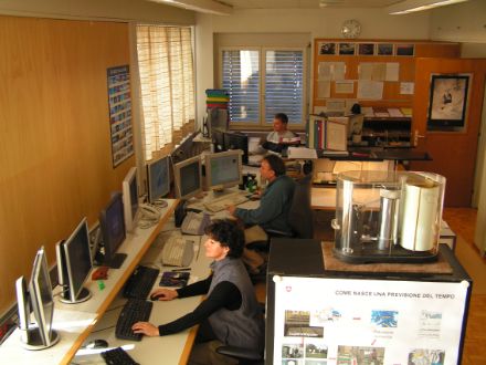 La sala previsioni di Locarno Monti nel 2004, in immagine Elena Altoni e Fosco Spinedi, oggi pensionati. Sullo sfondo Nicola Gobbi, ancora attivo in sala previsione e autore del blog odierno.