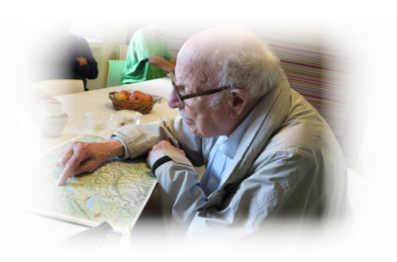 Fig. 1: Monsieur Primault mentre indica su una mappa della Svizzera il luogo in cui ha trascorso la sua infanzia. 