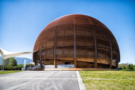 Edificio semisferico in legno, situato presso il CERN a Ginevra.