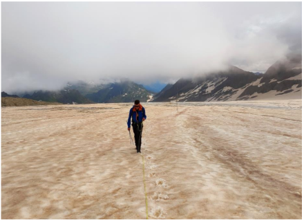 Polvere sahariana nell'agosto 2024 sul ghiacciaio del Gries, nell'Alto Vallese.