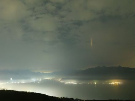 Fascio luminoso tra le nubi sopra il Mont Pèlerin.