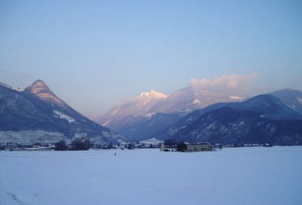 Figura 2. Vista verso la città di Aigle e Chamossaire il 29 gennaio 2005. Quel giorno, la temperatura minima misurata alla stazione di MeteoSvizzera ad Aigle era di -16,4 °C e la massima di -2,6 °C.  