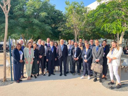 La delegazione svizzera, composta da personale dell'Ambasciata di Svizzera ad Abu Dhabi e dall'ex consigliere federale Alain Berset. 