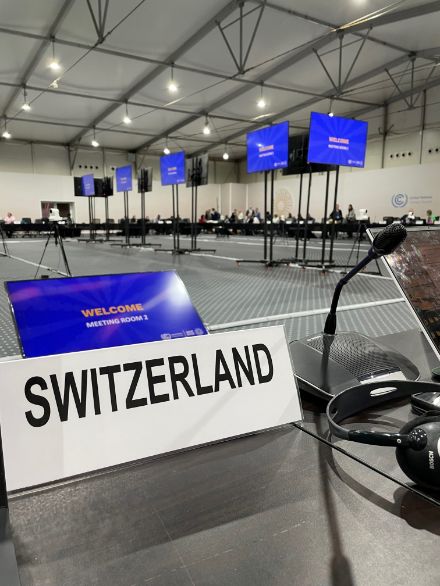 I diversi negoziati alla COP possono spesso durare fino a notte fonda. Ecco una foto della COP27 in Egitto. Fonte: Isabelle Werner, MeteoSvizzera.