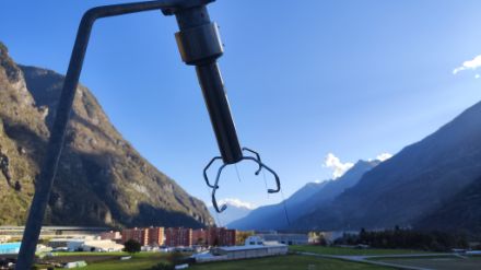 Biasca, anemometro ad ultrasuoni Thies, sul palo abbassato, per la sua sostituzione