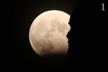 Eclissi lunare parziale il 28 ottobre 2023 a Vorderglärnisch nel Klöntal, nel cantone di Glarona. 