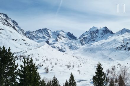 Numerosi cirri sopra il massiccio del Bernina e sul ghiacciaio della Tschierva (GR). Qualche settimana dopo, non era più la neve a ricoprire la valle, ma enormi masse di ghiaia: il 14 aprile, un'enorme frana si è staccata dal Piz Scersen, facendo precipitare a valle più di un milione di metri cubi di roccia e ghiaccio, fino al punto in cui si trovava il fotografo.