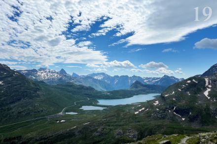 Altocumulus stratiformis sul Passo del Bernina e Cumulus humilis sulle montagne al confine con l'Italia. (R. Keller)