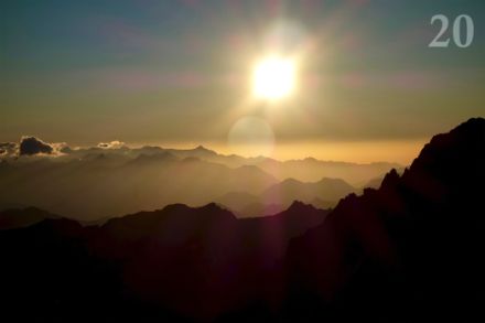 Gioco di luce calda all'alba su una vetta dei monti Écrins (Francia) nell'estate 2024. (E. Kirchner). 