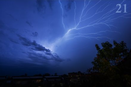 Un fulmine detto "a ragno" che si ramifica in modo irregolare e si propaga verso il cielo, sviluppatosi sotto l'incudine e la parte stratiforme di un sistema temporalesco sopra le regione Ginevrina