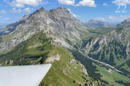 Promettenti nubi cumuliformi decorano il cielo alpino in una bella giornata di volo a vela nelle Prealpi vodesi. 