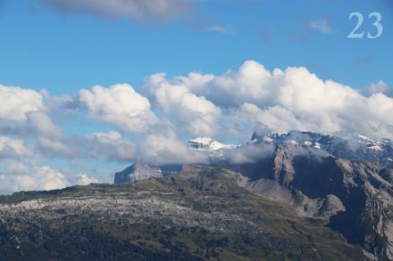 Un varco tra le numerose nuvole primaverili offre una vista sul Vrenelisgärtli, appena innevato, nelle Alpi glaronesi, nell'autunno del 2024. (D. Gerstgrasser)