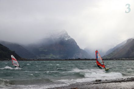 Il mistico Dimmerföhn, una tempesta di favonio con precipitazioni da sud, a Isleten, sul lago di Uri, il 4 novembre 2023. 