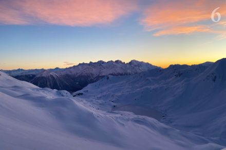 Cirri colorati dai raggi del sole al tramonto sul massiccio del Monte Bianco, ammirai dal rifugio Fénestral (VS), a inizio dicembre 2023. (A. Untersee)