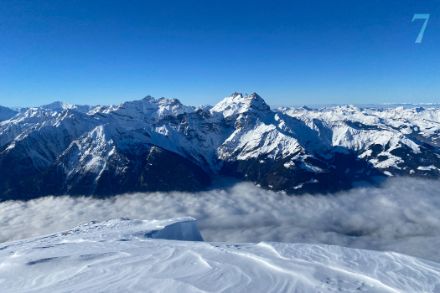 Un'estesa copertura di nubi stratiformi ha oscurato l'intera valle del Rodano. Per evitarla, bastava salire in quota, ad esempio per un'escursione di sci alpinismo sulla Dent de Morcles (VD).