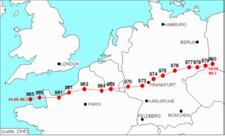 Fig. 2: Traiettoria della tempesta invernale Lothar. I punti rossi indicano ora per ora, a partire dalle 5 locali, la posizione del centro della depressione secondaria con la corrispettiva pressione atmosferica.
