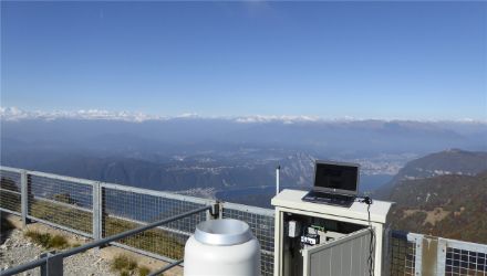 Fig. 3: Stazione SwissMetNet Monte Generoso 1600 m. s.l.m, con vista verso le Alpi e cieli sereni
