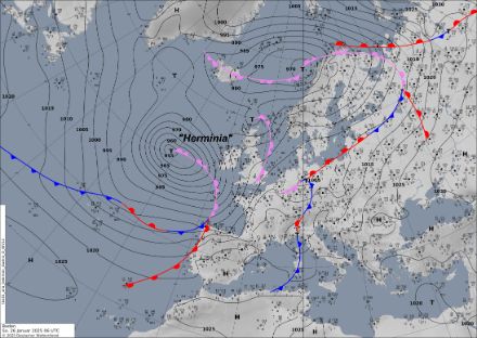 Mappa meteorologica al suolo con la situazione di questa mattina. Distribuzione della pressione e posizione dei fronti. Un fronte freddo legato ad una depressione con centro sulla Germania settentrionale è transitato nella notte sopra la regione alpina, mentre la depressione denominata "Herminia" sull'Atlantico si dirige verso l'Iranda ed il sistema frontale ad essa legato raggiungerà la Svizzera nella notte. 