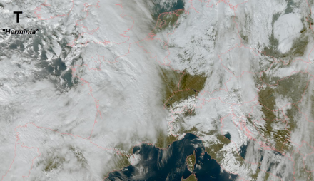 Immagine satellitare alle 13:30. Zona quasi priva di nubi su gran parte della Svizzera nel primo pomeriggio tra i due sistemi di bassa pressione. 