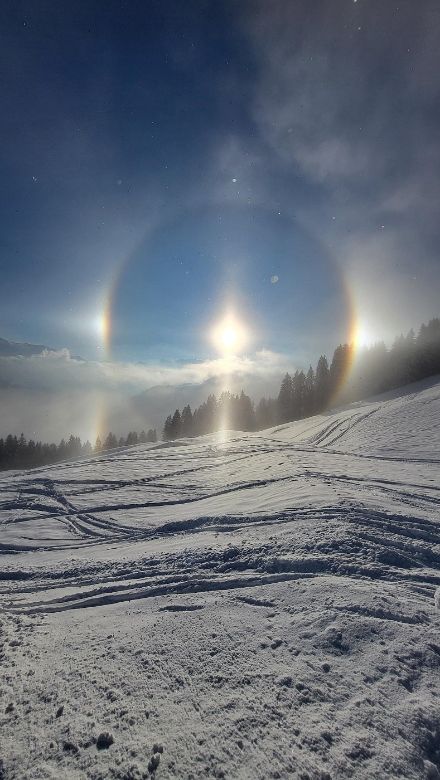 Alone solare a 22°, con parelio, colonna luminosa e arco infralaterale sinistro. Immagine ripresa domenica 12 gennaio 2025, ore 9.30, a Saanenmöser (BE).
