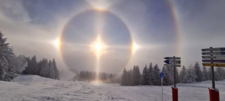 Alone solare a 22°, con parelio, cerchio paraelico, e secondo alone a 46° (sulla destra dell'immagine) e colonna luminosa. Immagine ripresa a Champanges, Hte-savoie, domenica 12 gennaio 2025.