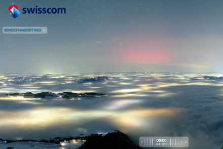 Aurora e giochi di luci nella nebbia visti dalla webcam Swisscom del Rigi, 1797 mslm
