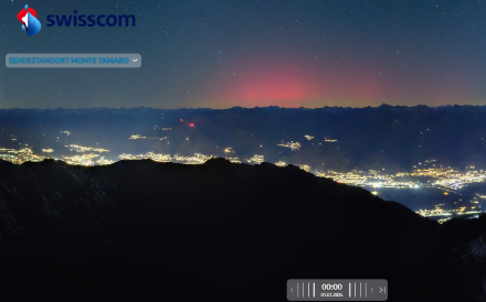Aurora vista dalla webcam Swisscom dal Monte Tamaro, 1858 mslm. 