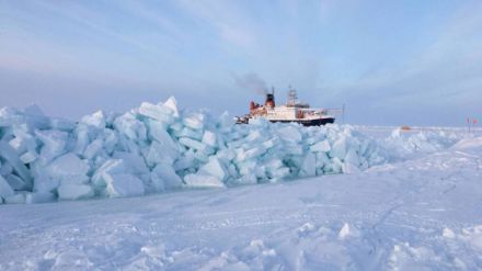 Una nuova cresta di pressione si forma su una banchisa. Sullo sfondo si vede la nave rompighiaccio Polarstern, utilizzata nel contesto di ricerche scientifiche.