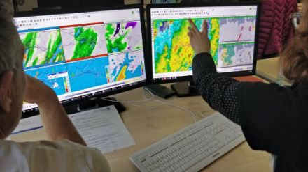 Visualizzazione di una collega del DWD. La schermata di sinistra mostra i dati del modello, quella di destra mostra un'animazione radar e prodotti meteorologici per l'aviazione.