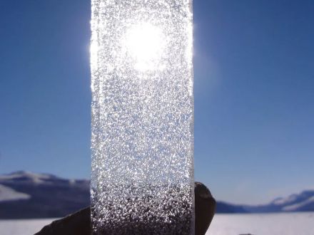 Bolle d'aria in una carota di ghiaccio antartico: questa carota risale fino a 24.000 anni fa.