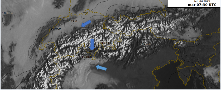 Immagine satellitare di MeteoSat Second Generation e distribuzione della pressione al suolo. La freccia blu a nord delle Alpi indica la debole corrente di bise, la freccia sulle Alpi indica la moderata corrente da nord causata dalla leggera sovrapressione a nord delle Alpi, mentre la freccia sulla Pianura Padana indica le correnti orientali che hanno causato questo particolare rientro da est.