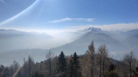 Vista da Cardada verso il Lago Maggiore con molta foschia