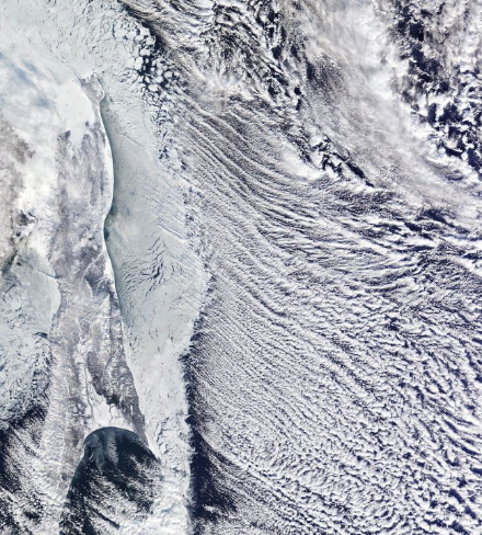 Strade di nuvole sul Mar di Okhotsk in Russia il 28 dicembre 2023.