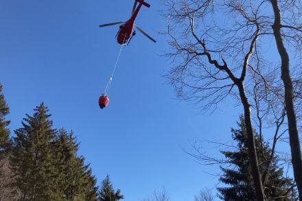 Elicottero impegnato nel lavoro di post-spegnimento durante la fase di sorveglianza dell'incendio nel Gambarogno del 2022.