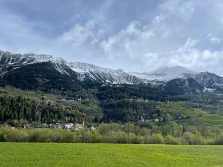 Foto di un anno fa (21.4.2024) sul fondovalle dell'Alta Leventina i prati sono già verdi, mentre le cime hanno appena ricevuto una decina di centimetri di neve fresca. 