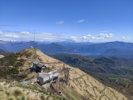 Panorama dal Monte Lema e stazione di arrivo della funivia.