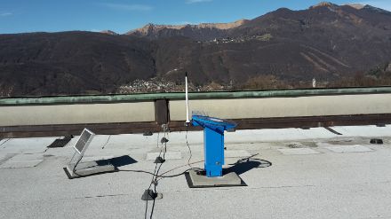 Sensore automatico di rilevamento della grandine con pannello fotovoltaico installato a Lugano.