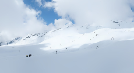 Qualche raggio di sole sul Pan de Zucher (San Bernardino), dove è anche ben visibile la neve fresca.