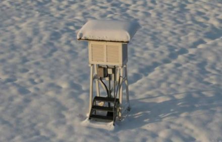 Capannina meteorologica (detta anche capannina Stevenson) della stazione di misurazione di Ginevra-Cointrin, utilizzato in particolare per la misurazione della temperatura. Questo tipo di capannina non è più in uso oggi.