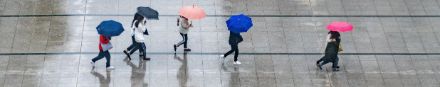 gente che passeggia con l'ombrello
