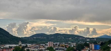 Cumuli visti da Vacallo il 12 maggio 2025.